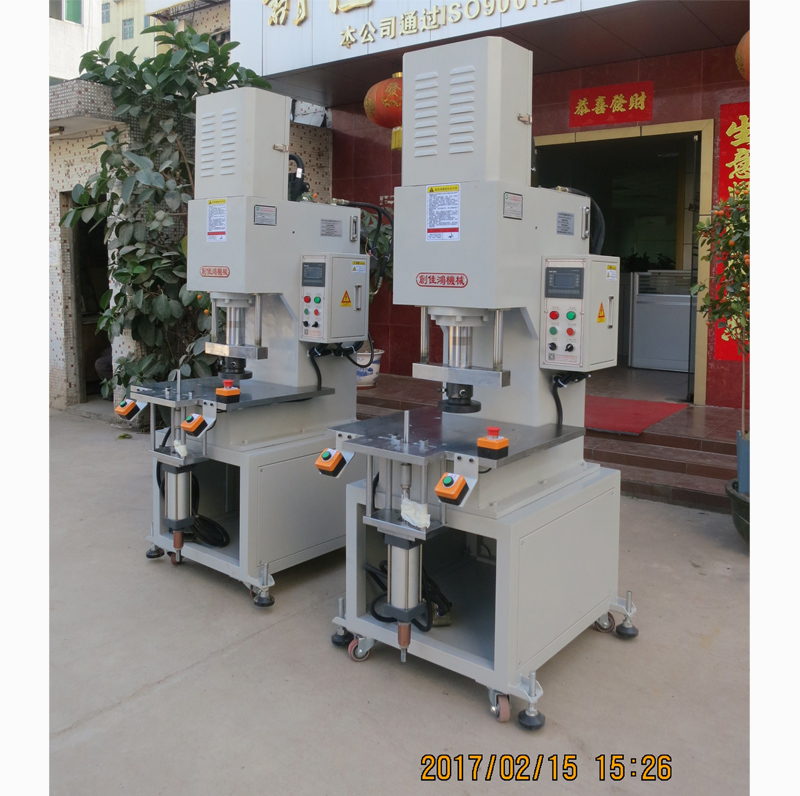 C型數(shù)控液壓機(jī)